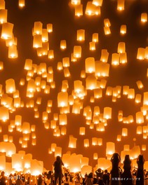 夜空に広がるランタンの光景が圧巻