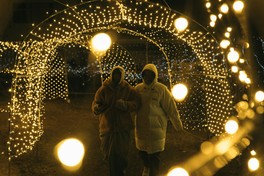 光のトンネルを歩きながら温かな雰囲気を楽しめる