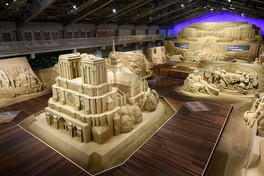 砂と水のみを素材とした彫刻作品で、フランスの歴史が形作られる