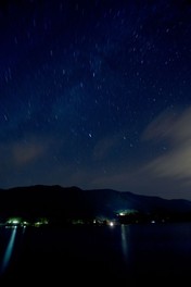 ストロベリームーンの日美味しいスイーツを食しながら、幸せGET! 星空(夜)の散歩湖面