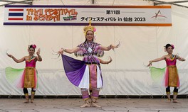 ステージではタイの伝統的な舞踊が披露される