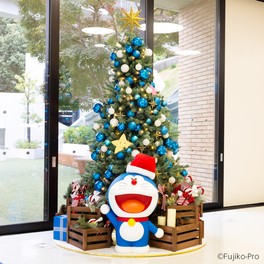 ドラえもんをはじめ、パーマンやコロ助、チンプイのクリスマスツリーが登場