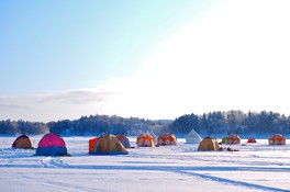 湖上にテントが並ぶ冬の風物詩