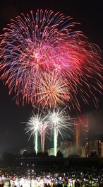 約4000発の色鮮やかな花火が豊平川を照らし出す