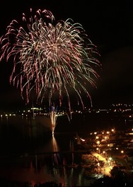 港から見る花火が海面を彩る