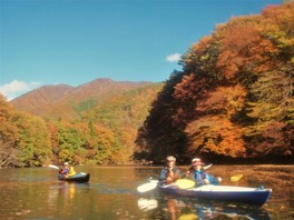 穴場・紅葉カヤックシリーズ 冬桜2大名所近郊「渓谷の湖中島 紅葉カヤック探検クルーズ」