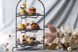 冬のクリスマスや雪景色をイメージした全12種類のデザートとセイボリーを楽しめる