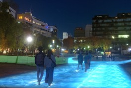 来場者の動きに合わせて光や音が反応する