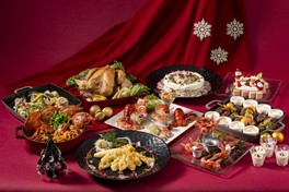 シャチを間近で眺めながらクリスマスの特別なディナーブッフェを楽しめる