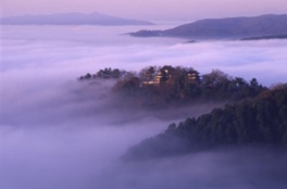 雲海の中に浮かぶ幻想的な姿の備中松山城