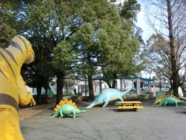大小9体の恐竜像が置かれている