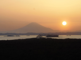 夕暮れ時、海の向こうに美しい富士山が見える