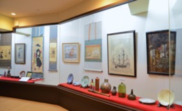 陶磁器や巻物、絵画などが並ぶ展示室