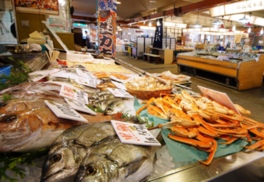 新鮮な海の幸がずらりと並ぶ「生鮮市場」