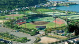 緑豊かな周辺環境に溶け込んでいる