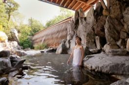 女性専用露天風呂「宙の湯」。清々しい緑を眺めつつ、柔らかい温泉を満喫