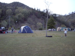 広々とした芝生でキャンプを楽しめる