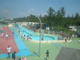運動広場がある海浜公園内の夏季限定プール