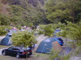 黒滝渓谷の中にあるキャンプ場