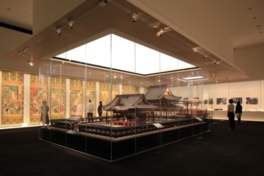 霊廟の10分の1スケールの模型を四方からじっくりと鑑賞できる展示室