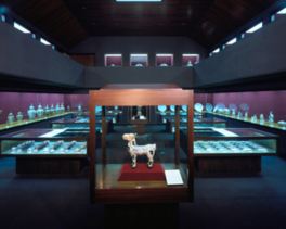 本館では伊萬里・鍋島の名品が常時約400点展示されている