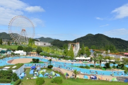 山の傾斜を利用した自然に溶け込んだつくり