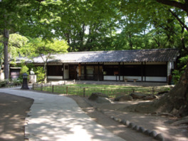 建物は日本を代表する建築家・谷口吉郎氏の設計