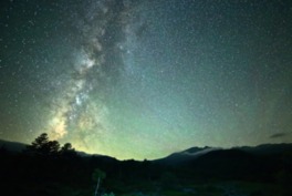 夜は満天の星空が眺められる他、天体観察イベントも行われる