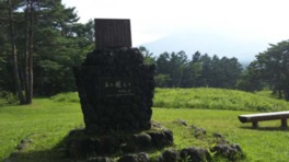 晩年を浅間高原で過ごした島田芳文が作詞した「丘を越えて」の歌碑
