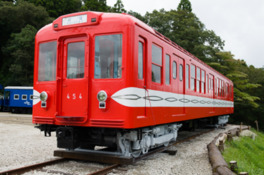 昭和31年に製造された丸ノ内線の454号といったレトロな電車も