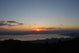 琵琶湖の向こう側から昇る朝日
