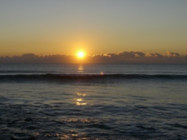 九十九里浜を照らす真っ赤な日の出