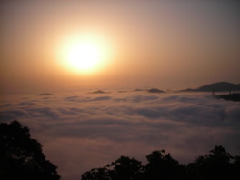 関門海峡の雲海と日の出