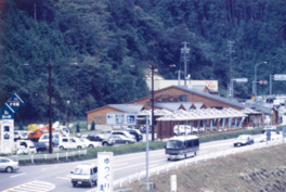 熊野古道伊勢路の馬越峠の登り口に位置する道の駅