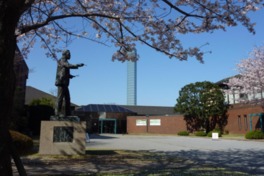 浅井忠の銅像と春には桜が迎えてくれる