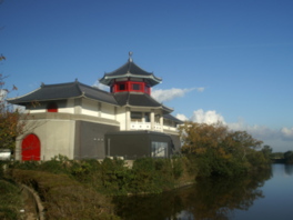 美術館向かいの国清禅寺は直原玉青が住職を務めていた
