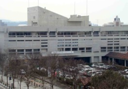 1960年に丹下健三が倉敷市役所として設計した建物を美術館に転用
