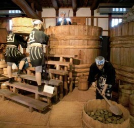 味噌蔵を改築した史料館では、味噌作りの様子が再現されている