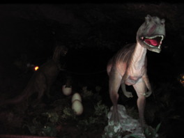恐竜の模型は近づくと照明の光で浮かび上がる