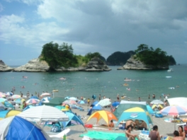 堂ヶ島公園が対岸に見える砂浜の海水浴場だ