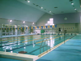 室内プールでは水泳スクールも開かれる