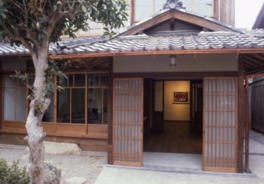 昭和初期の町家の和室や蔵を活かして造られた