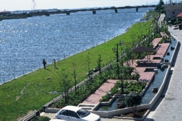 北利根川沿いに芝生が広がる開放感ある公園