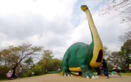 恐竜模型は滑り台などの遊具になっているものもあり子供に人気