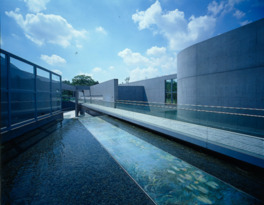 建物は安藤忠雄の設計で水とコンクリートが美しい