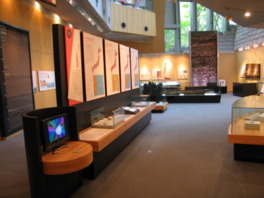 常設展示室は1つの象徴展示と14のテーマ展示から構成