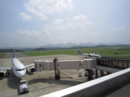 空の青さと山の緑が調和した自然豊かな空港