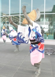 阿波おどり開催時期に銅像が阿波踊りの浴衣・法被を着用
