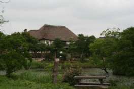 伝統的な家屋構造を再現した葦辺の館
