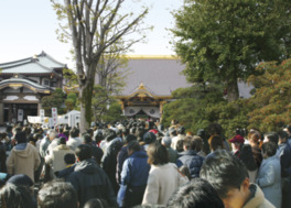 正月には約30万人の初詣の参拝客でとても賑わう